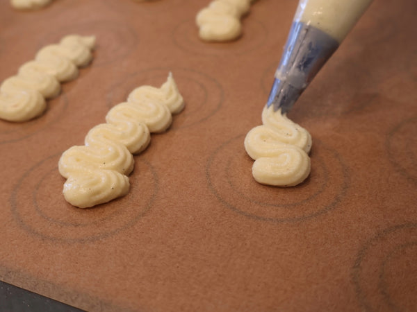 Pipe evenly spaced swirls or lines